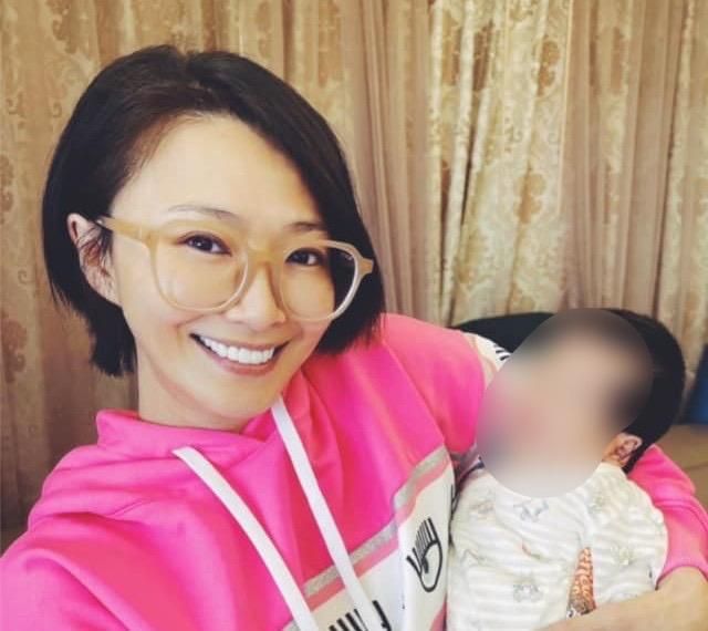 45歲侯怡君砸百萬試管求子　深夜突曬嬰兒照「又抱又親」喊：我女兒！