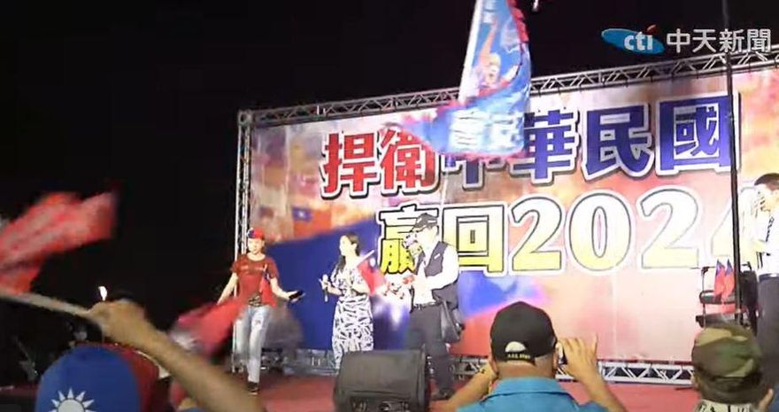 影/韓家軍高舉國旗吶喊　盼韓國瑜列國民黨2024大選民調