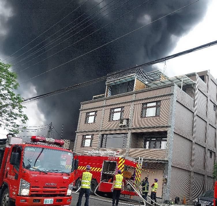 影/桃園八德布工廠竄惡火幸無人傷亡　現場濃煙蔽天畫面曝光