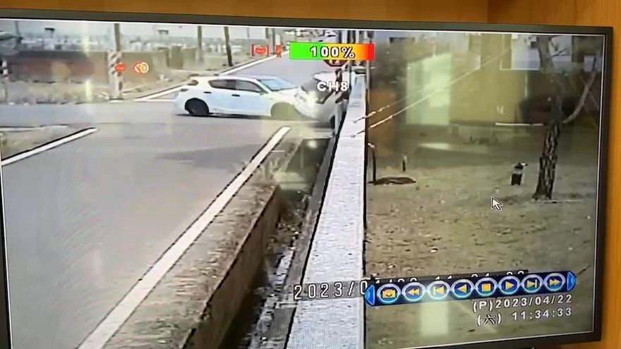 影/台南車禍釀3傷！轎車90度側翻卡電桿　撞擊影像曝光