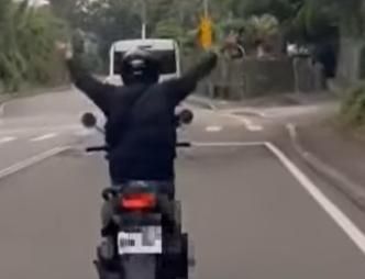 特技表演？騎車突放雙手狂抖動　網友笑稱「我以為他觸電」