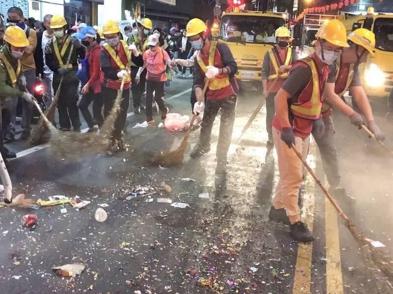 公德心在哪？大甲媽遶境台中爆14噸垃圾　清潔人員辛苦從深夜掃到白天