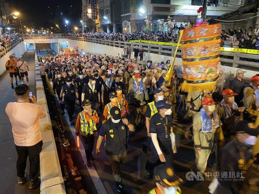 大甲媽遶境/白狼不為難顏清標！600警壓境　大甲媽鑾轎5min過「一級戰區」