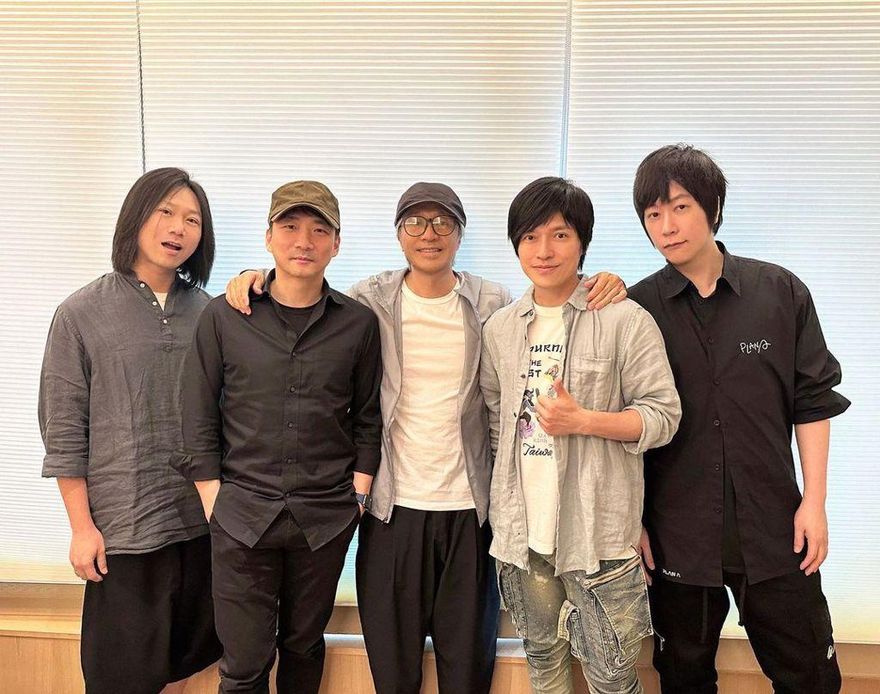 周星馳合體五月天！驚喜合照曝光　首張單曲一炮而紅