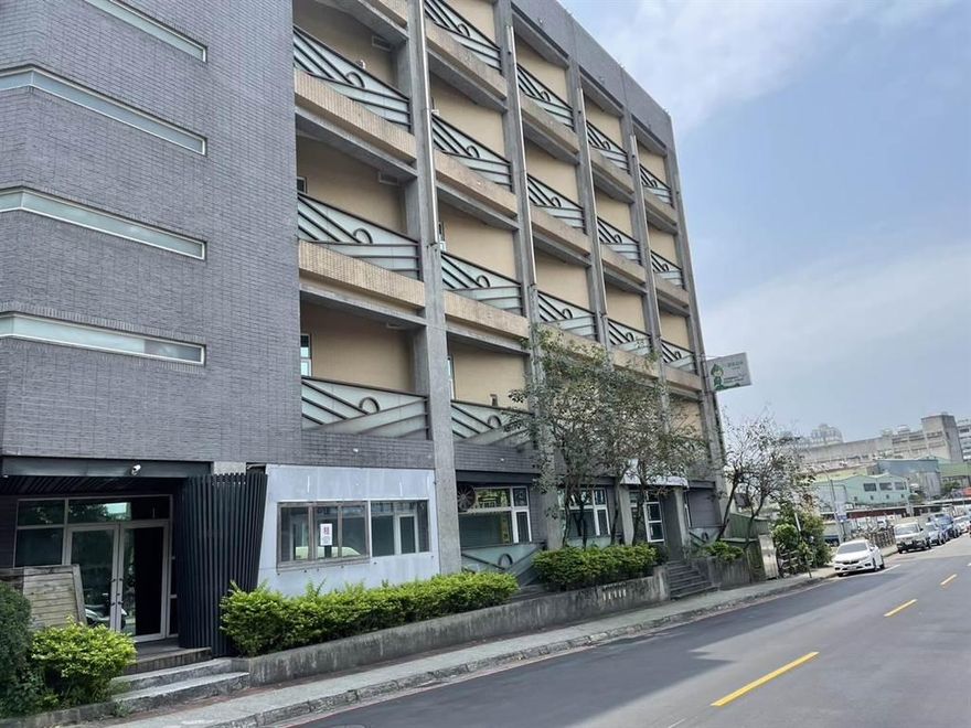 快訊/新店摩鐵驚爆命案！2女「交疊坐樓梯」明顯死亡　清晨被男伴載入房