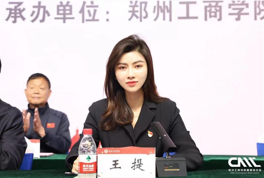 教育界「顏值天花板」！美女校長主持籃賽意外暴紅　網友驚呼：還招生嗎？