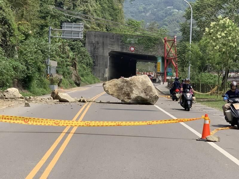 台6線苗栗公館磺坑路巨石掉落！幸未砸到人、僅單線通行