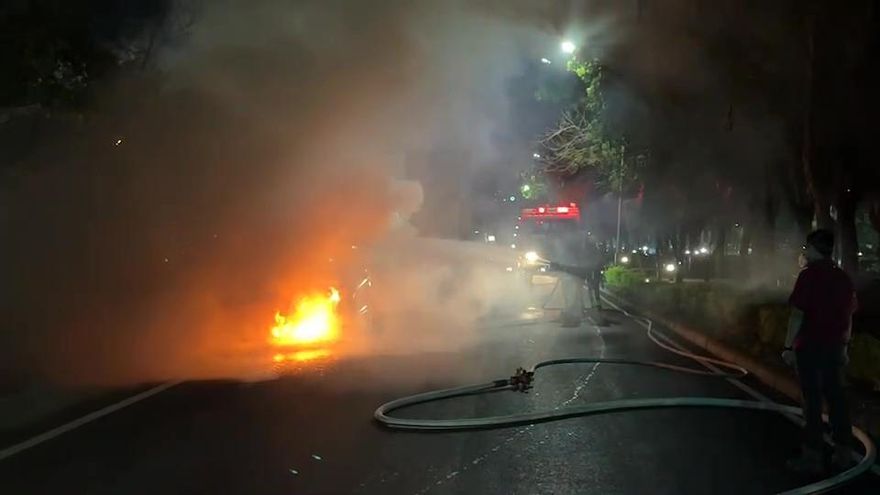 影/嘉義深夜火燒車！行進中途冒煙竄火　夫妻驚險逃出