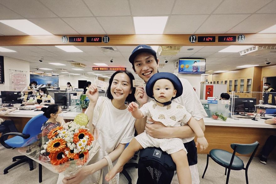 范少勳結婚了！當爸1年「選女兒周歲登記」全家福曝光