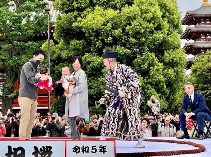 影/先哭就贏了！日本淺草寺嬰兒「哭哭相撲」比賽　睽違4年再登場