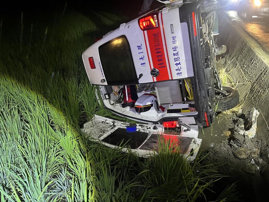 影/慘！台東救護車衝進田　待救患者疑失去呼吸心跳