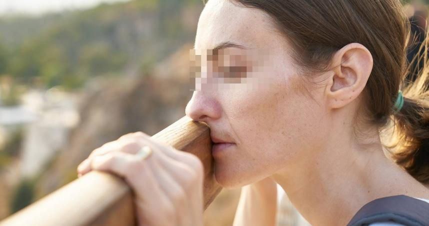 50歲阿姨上網遇22歲帥哥嗨了　開心洗澡出來「錢包、首飾和人都消失」