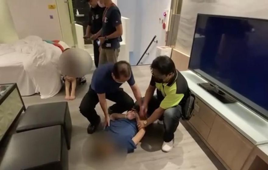 快訊/落網畫面曝光！新店2少女摩鐵死亡　嫌犯又揪21歲女毒趴遭壓制