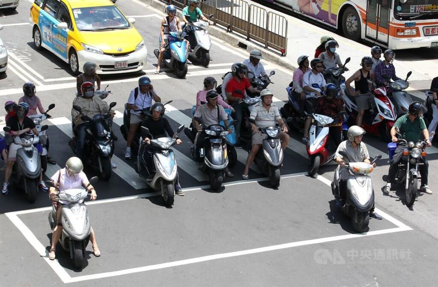 嬤抱怨「機車某聽話」右轉變左轉　師傅嚇傻：再晚點連生命線都沒了