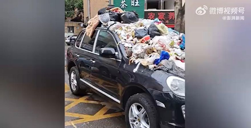 影/「1人1包垃圾」教訓！保時捷「拔車牌」違停消防通道　網友讚：幹得漂亮