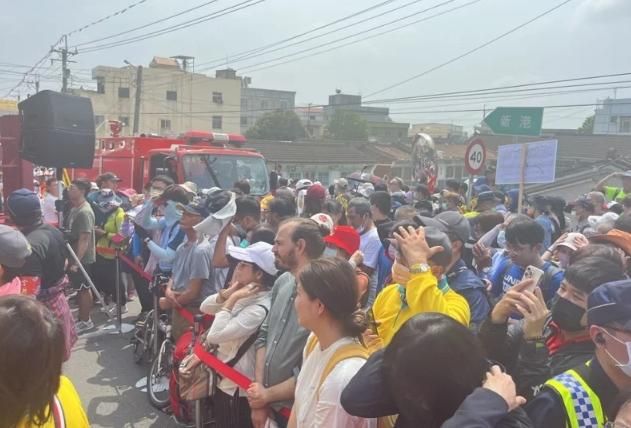 大甲媽遶境/嘉義接轎放炮燒起來　人潮滿滿消防車動彈不得