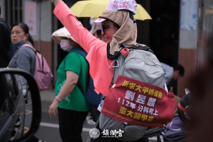 大甲媽遶境/望子成龍！布條「祈求考上台大醫」　母隨鑾轎苦行