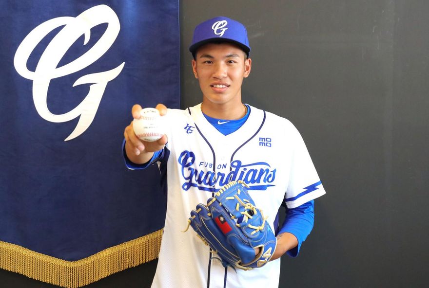 19歲新秀黃保羅首秀遭味全龍震撼教育！　投1.2局失5分退場