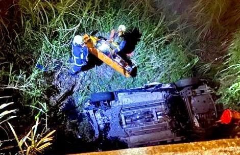 國道1號銅鑼路段轎車自撞護欄　車子6米高墜落駕駛受困