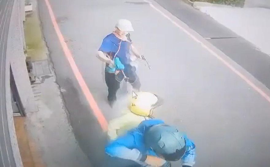 影/驚悚片！鄰居積怨竟狂噴汽油！彰化勇爸下車一拳KO救兒子