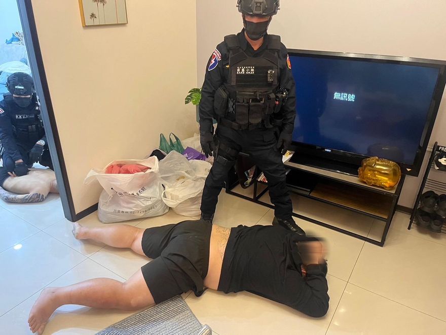 影/新北當舖51槍案警再逮8人　市警局長：5嫌提供槍枝現場錄影