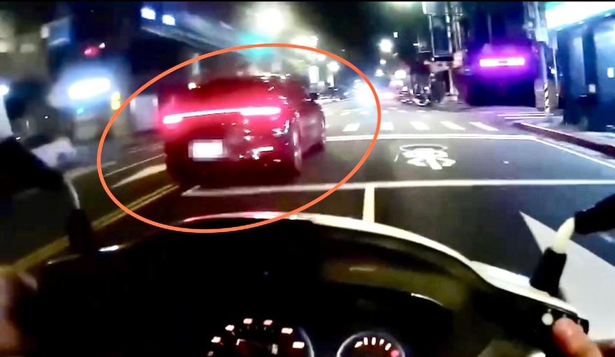 影/黑色保時捷攔檢不停加速逃　警追捕破窗逮酒駕男