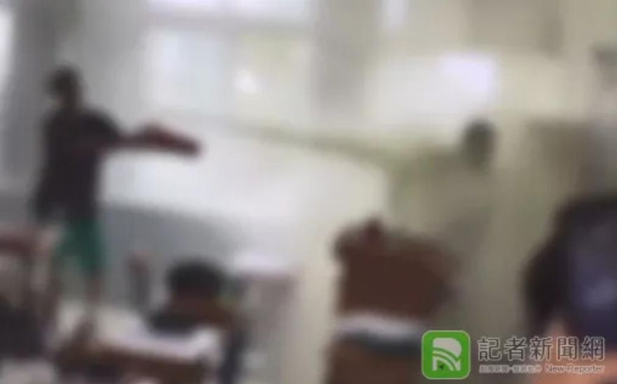 乾粉滅火器當水槍玩！台南屁孩教室開慶生趴　瘋狂射擊一片粉塵