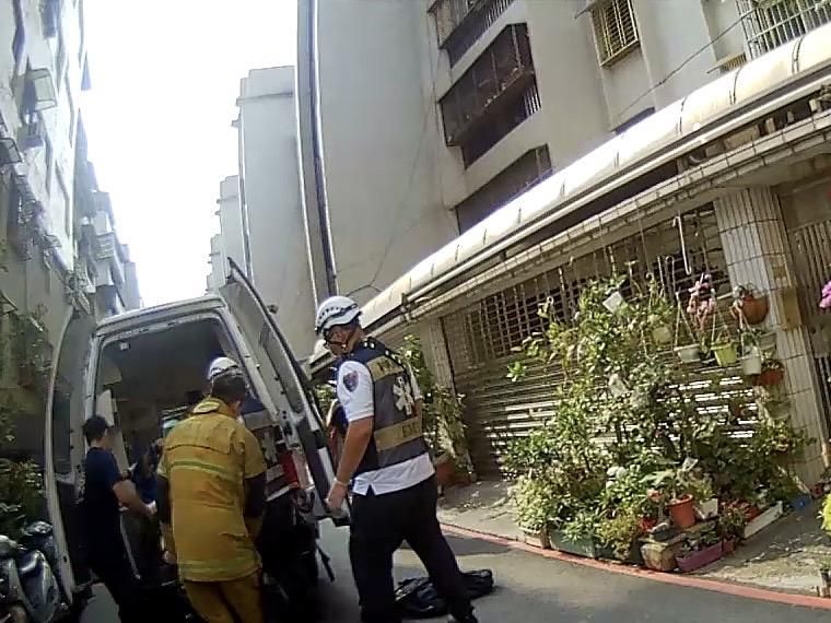 快訊/同住屋簷下互看不爽！62歲弟勒脖掐死哥「只因一句話」