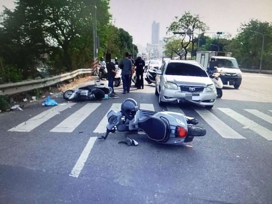 大媽開車硬肛偉士牌！　「騎到一半被強迫衝浪」騎士站立3秒慘摔