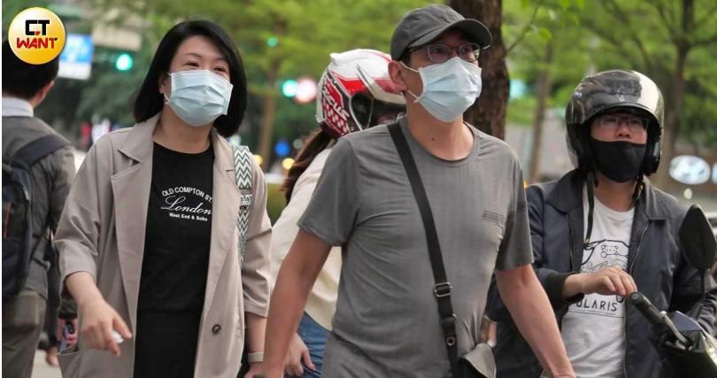 不見17年正宮！宋少卿「打包短髮熟女回家」街頭狂放閃