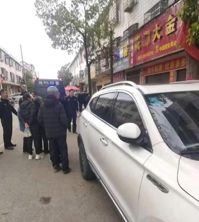 掐脖持匕首「狂捅店主十幾刀」！男子洗劫珠寶店　捲1.5公斤黃金逃逸
