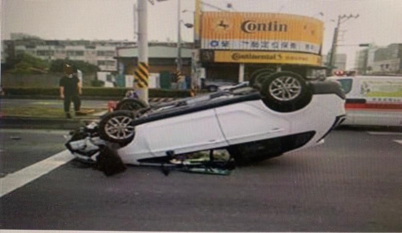 高雄轎車急閃聯結車翻覆「底朝天」　1婦人受傷送醫