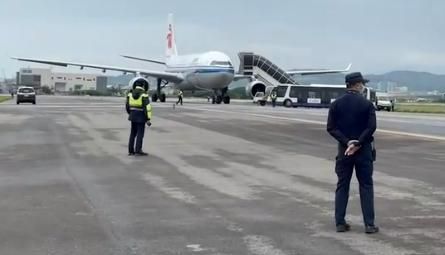 影/陸籍航班驚傳「機上疑有爆裂物」！桃機緊急關閉南跑道