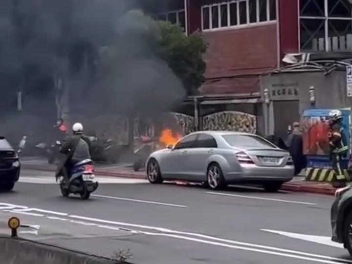 快訊/北市街頭火燒車！引擎蓋狂噴火　警消馳援搶救