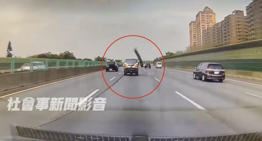 影/飛來橫禍！國道天降鐵鉤砸破擋風玻璃　車主：根本絕命終結站！