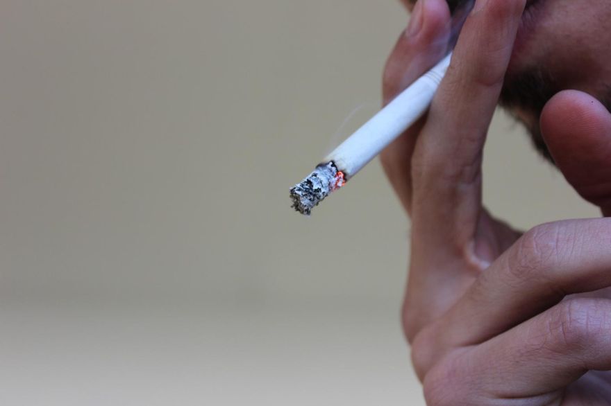 抽菸不只傷肺！ 小心滿口黃牙刷不掉還生口臭