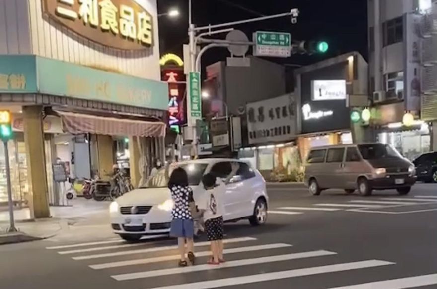 影/姊弟綠燈走斑馬線白車右轉未煞險撞　父錄影怒罵：你不用讓喔！