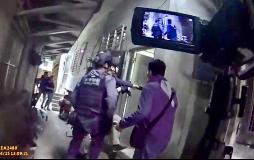影/北市警公寓攻堅抓毒犯　毒友攜槍來訪一起遭逮