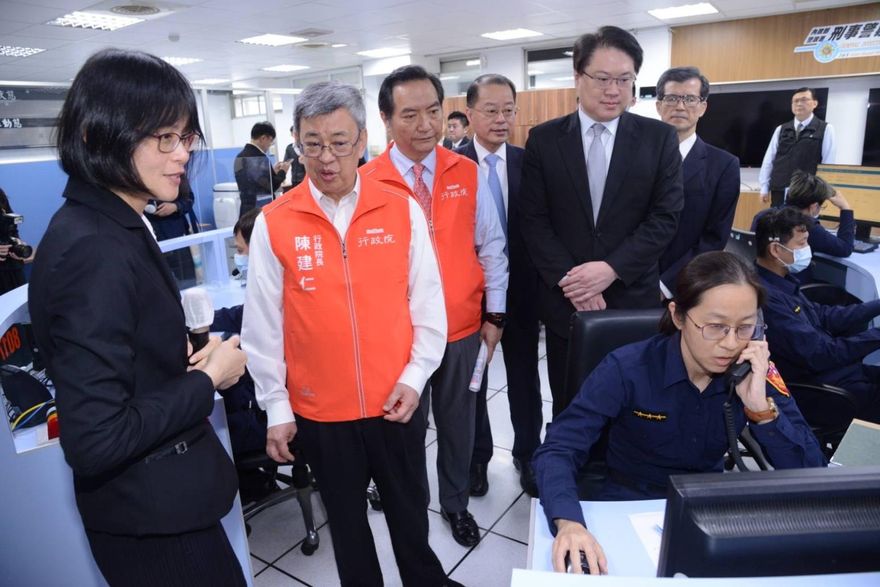 行政院長陳建仁視察165專線　慰勉線上執勤同仁宣示打詐