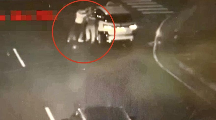 影/醉漢搭小黃為了15元車資　狂毆打趴運將搖擺離開