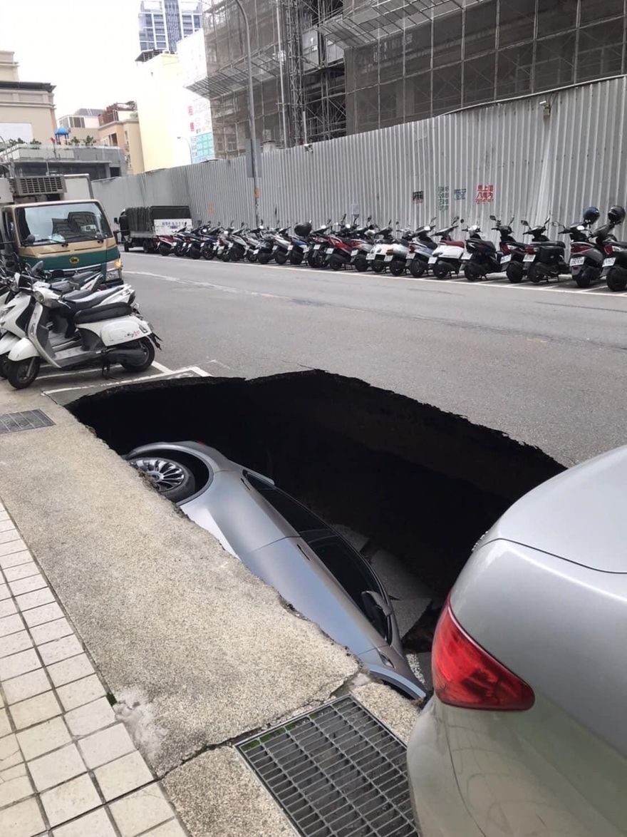 快訊/竹北路面掏空下陷驚見「大天坑」　特斯拉秒落「地下停車場」