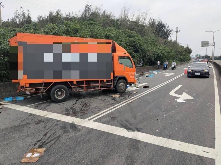 影/衰！竹南台61線兩貨車撞擊漏油　隔天4騎士經過犁田慘摔