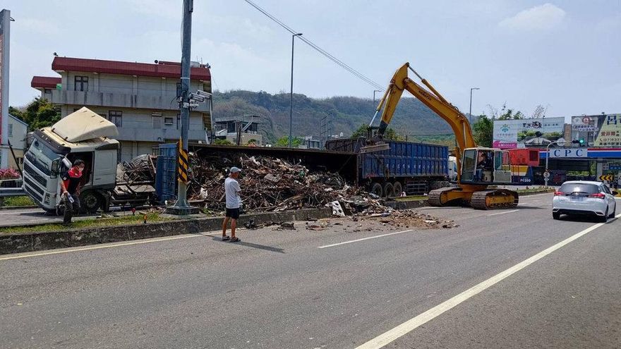 影／頭過身不過！高雄聯結車「右轉失敗」廢五金傾洩　4小時才清乾淨