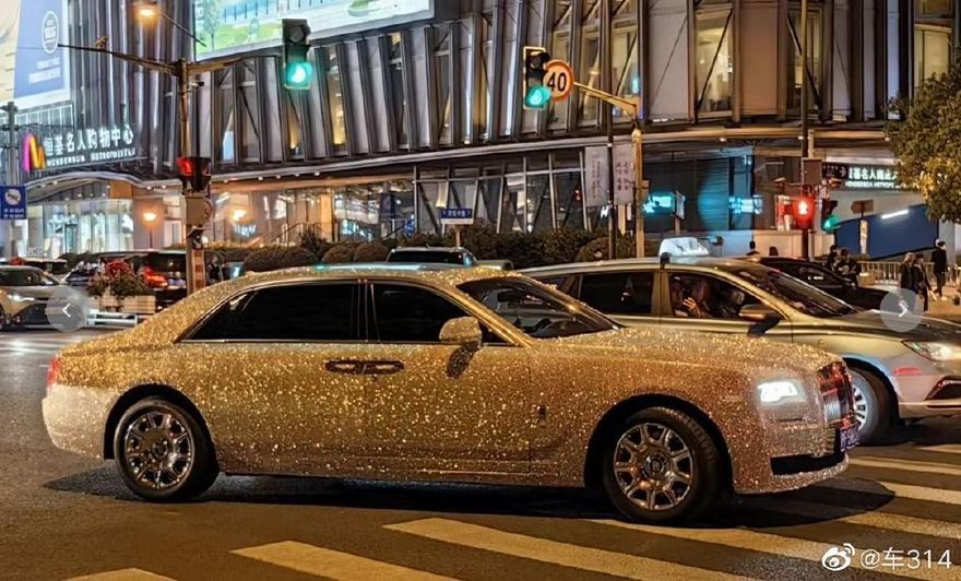 影/太炫了！上海街頭驚現「全車滿鑽勞斯萊斯」　路人狂拍照：有夠奢華