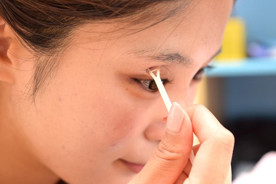 擁有深邃雙眼！她長期使用「雙眼皮貼」　醫搖頭：注意2風險