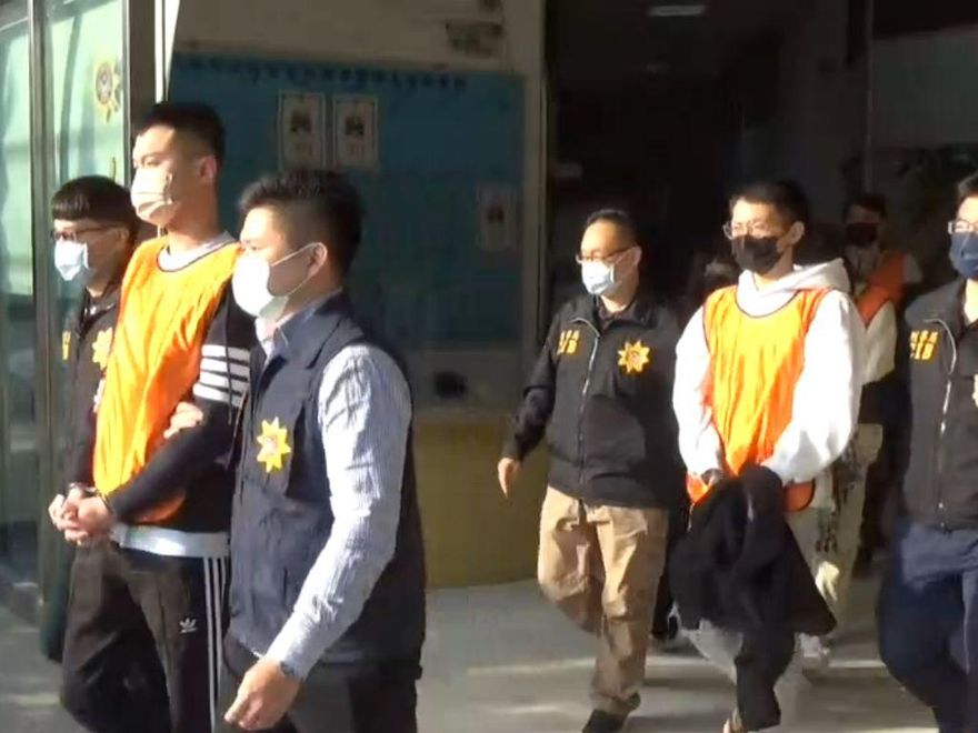影/假冒股市名人老哏照樣騙上億！刑事局破獲一條龍詐騙集團