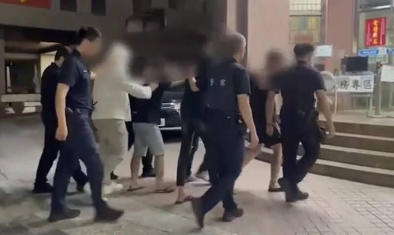影/旅館約談判見對方烙好多人…他急忙報警　警搜出電擊槍、手銬全法辦