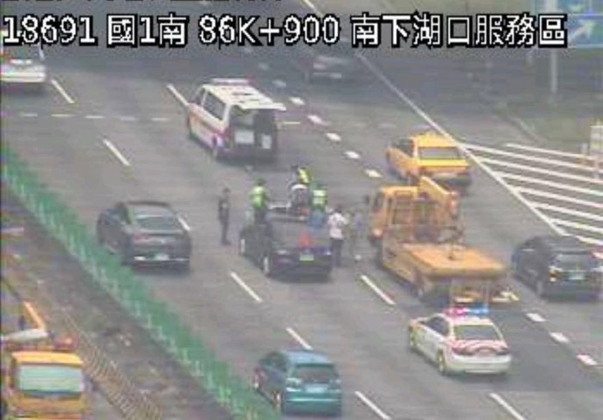 快訊/國1新竹湖口段驚傳車禍！車主闖對向車道遭撞爆頭命危　已送醫搶救中