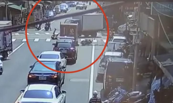 三重警趕車禍現場被貨車撞飛　肢體擦傷送醫急救