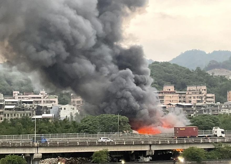 快訊/新北汐止鐵皮屋垃圾場火警　火勢猛烈濃煙竄天恐延燒竹林
